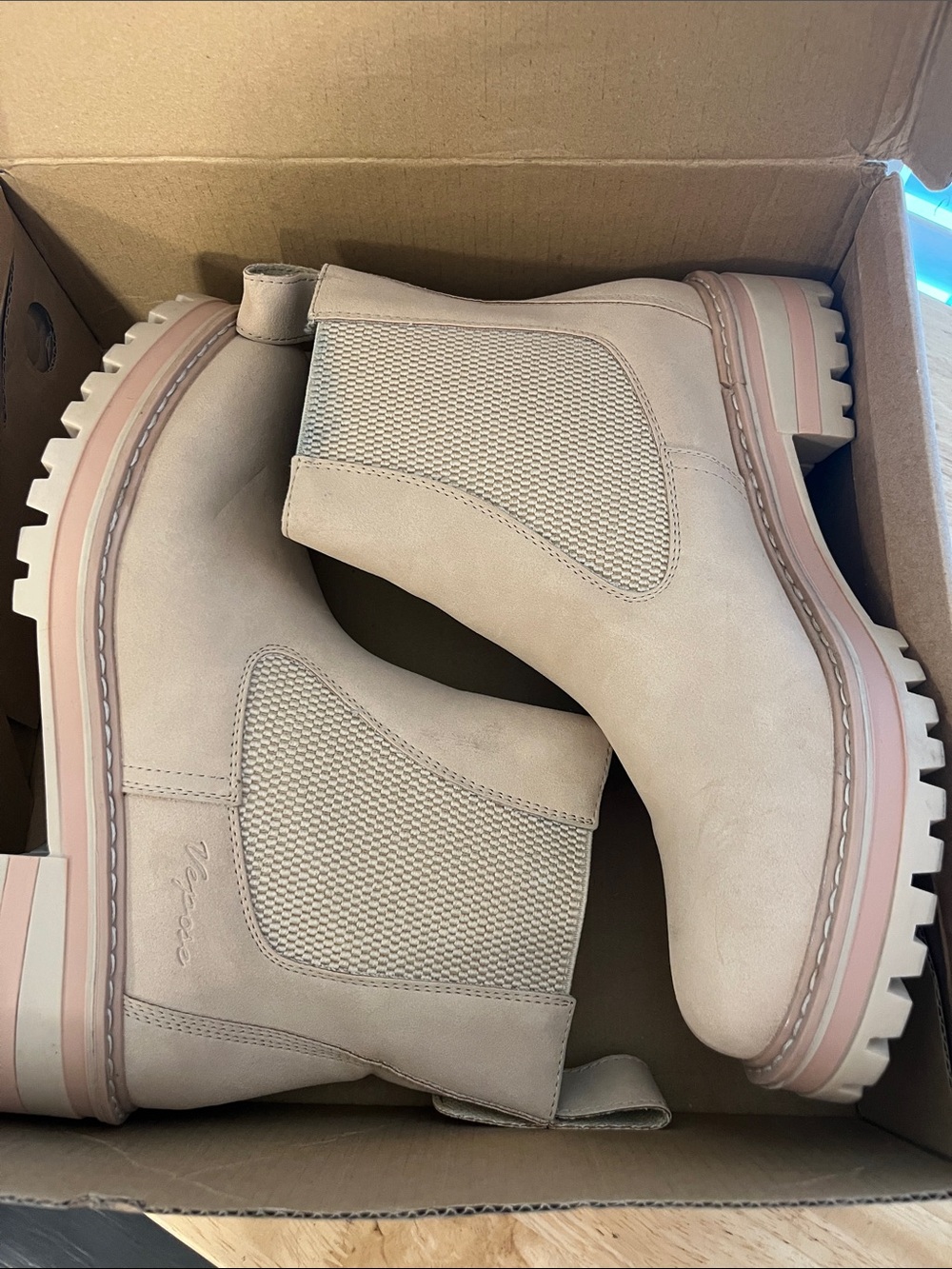 Vepose Blush Chelsea Lug Ankle Boots